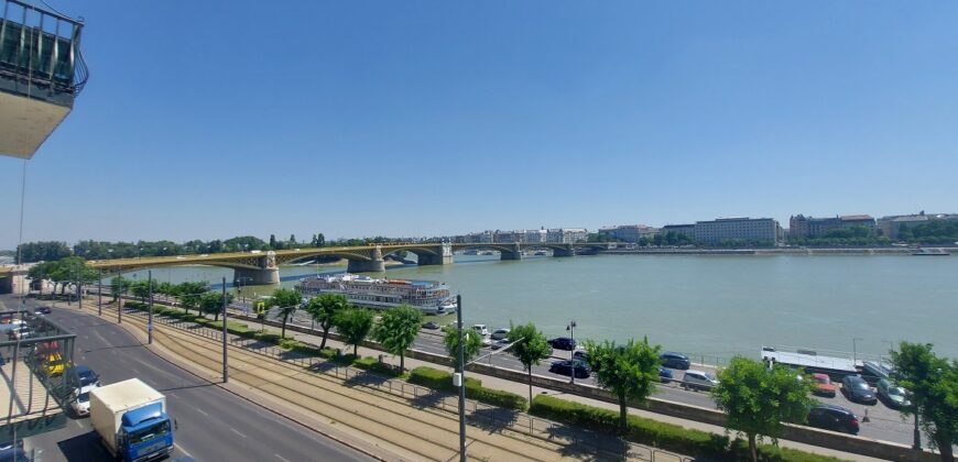 FULL DANUBE PANORAMIC BALCONY APARTMENT is FOR SALE on the BEM embankment!