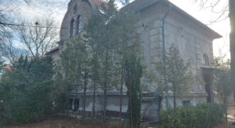 PART of A VILLA BUILDING is for SALE, TO BE RENOVATED!