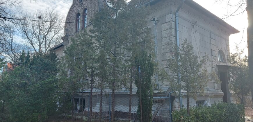 PART of A VILLA BUILDING is for SALE, TO BE RENOVATED!